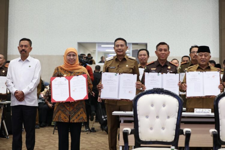 Jam Pidum Dan Gubernur Jatim Saksikan Penandatanganan PKS Pidana Kerja Sosial Se-Provinsi Jatim   