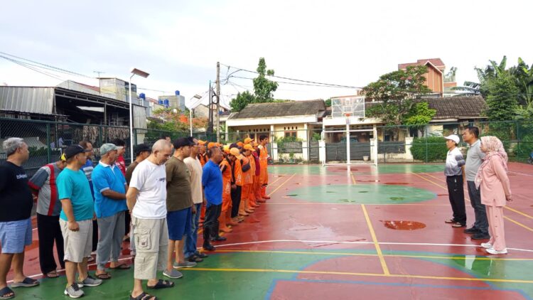 Kasi Ekbang Hadiri Giat Warga RW 06 Kelurahan Setu Jakarta Timur Bersihkan Lingkungan