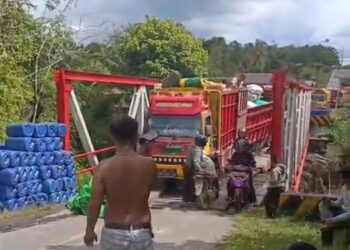 Jembatan Sulang Rusak, Truk Terperosok,Lalu Lintas Macet Parah
