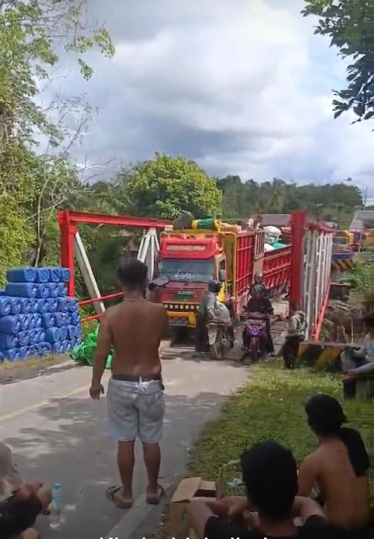 Jembatan Sulang Rusak, Truk Terperosok,Lalu Lintas Macet Parah