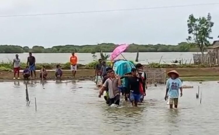 Banjir Rob Paksa Warga Muara Gembong Makamkan Jenazah Di Tanggul, Akses TPI Tak Bisa Dilalui