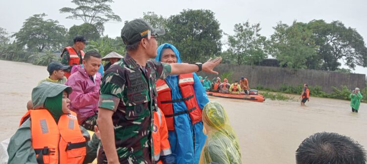 Kodim 0601/Pandeglang dan Sibernet Foundation Tinjau Banjir Terparah di Desa Idaman Patia