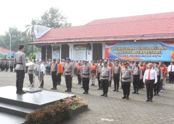 *Polres Probolinggo Kota Gelar Upacara Kesadaran Nasional, Beri Penghargaan Anggota dan Warga*