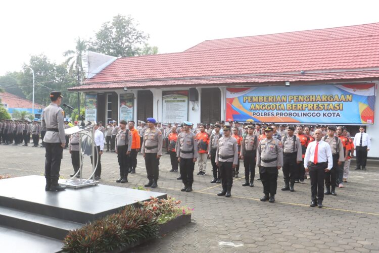 *Polres Probolinggo Kota Gelar Upacara Kesadaran Nasional, Beri Penghargaan Anggota dan Warga*