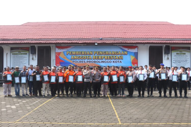 Polres Probolinggo Kota Gelar Upacara Kesadaran Nasional, Beri Penghargaan Anggota dan Warga