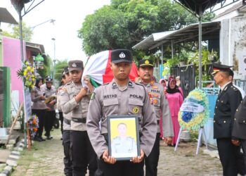 *Polres Probolinggo Kota Gelar Upacara Persemayaman Jenazah Aipda Agus Prastiawan*