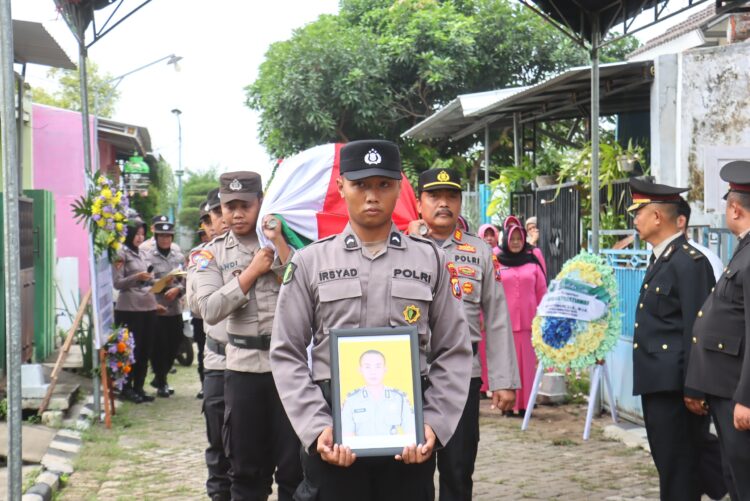 *Polres Probolinggo Kota Gelar Upacara Persemayaman Jenazah Aipda Agus Prastiawan*