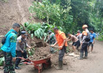 Polres Sumedang Bersama TNI, BPBD dan Warga Lakukan Evakuasi Tanah Longsor di Cipanas Tanjungkerta