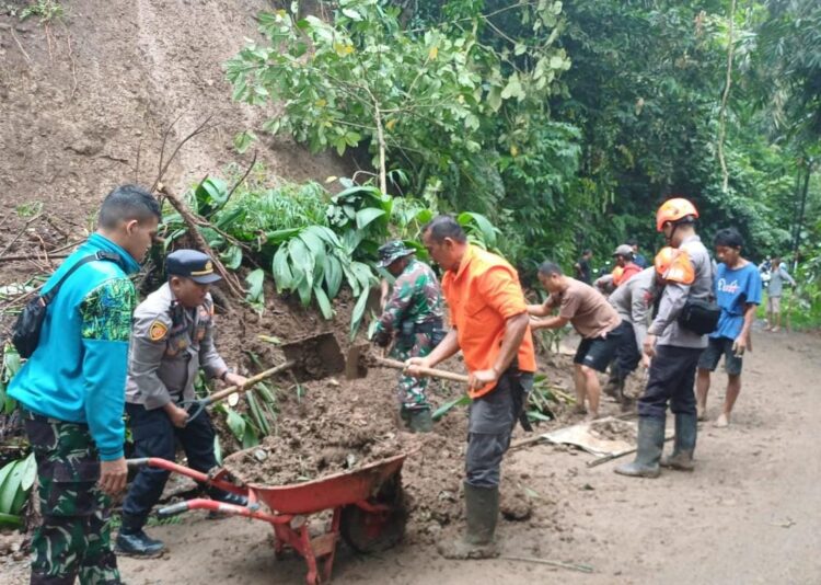 Polres Sumedang Bersama TNI, BPBD dan Warga Lakukan Evakuasi Tanah Longsor di Cipanas Tanjungkerta