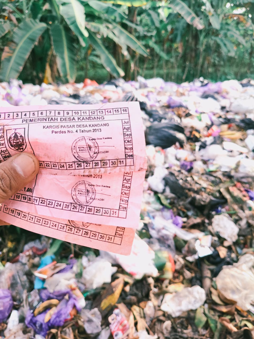 Sampah Menggunung di Pinggir Sungai Comal, Warga Kandang Protes