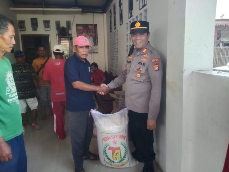 Banjir Rendam Tujuh Desa, Kapolres Metro Bekasi Hadir Di Tengah Banjir, Salurkan Bantuan Kemanusiaan