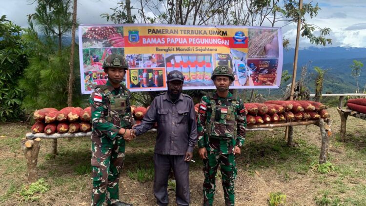 Satgas Yonif 521/DY Turut Hadir Acara Pameran Buah Merah di Distrik Kelila