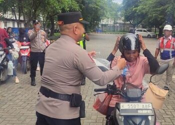 Polres Pelabuhan Tanjung Priok Bagikan Helm SNI kepada Pedagang dalam Ops Keselamatan Jaya 2026
