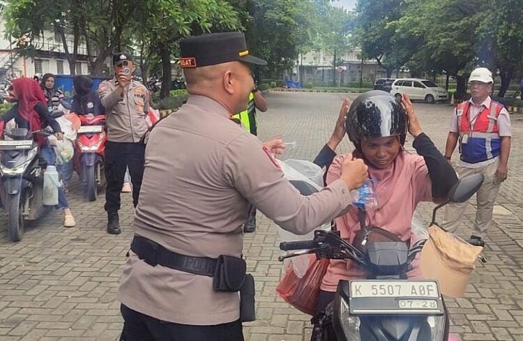 Polres Pelabuhan Tanjung Priok Bagikan Helm SNI kepada Pedagang dalam Ops Keselamatan Jaya 2026