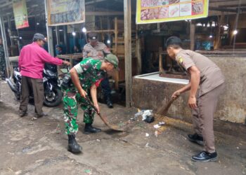 TNI–Polri, Aparatur dan Warga Tanjungsari Bersatu Bersihkan Pasar, Siap Gaungkan Gerakan Jum’at Bersih