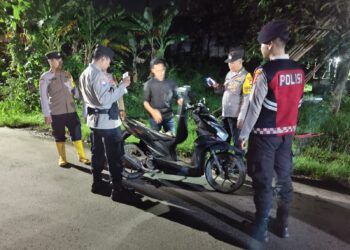 Polsek Cabangbungin Gelar Operasi Malam, 19 Kendaraan Diperiksa dan Satu Motor Diamankan