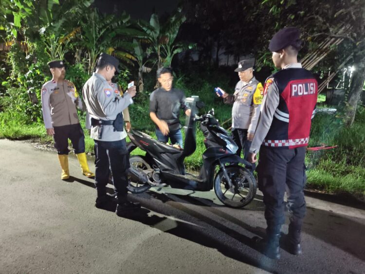 Polsek Cabangbungin Gelar Operasi Malam, 19 Kendaraan Diperiksa dan Satu Motor Diamankan