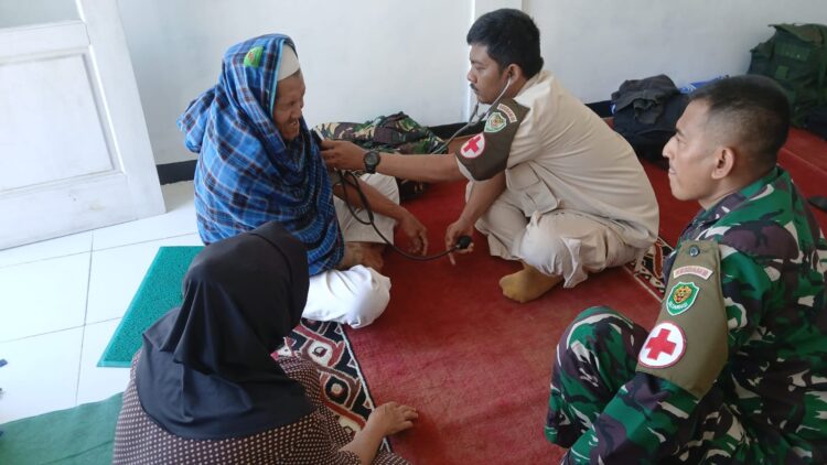 TMMD Ke-127 Hari H+1, Kodim 0607/Kota Sukabumi Gelar Pelayanan Kesehatan Pada Warga Parakanlima.