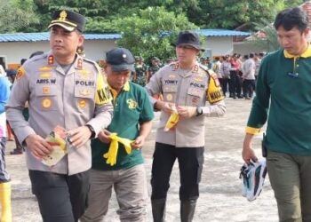 Kapolres Pelabuhan Tanjung Priok Bersama Forkopimko, Korve Bersih – Bersih Pesisir Laut Marunda