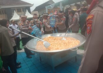 POLRES SUMEDANG GELAR MASAK BESAR BERSAMA Bobon Santoso, RAIH 3 REKOR MURI