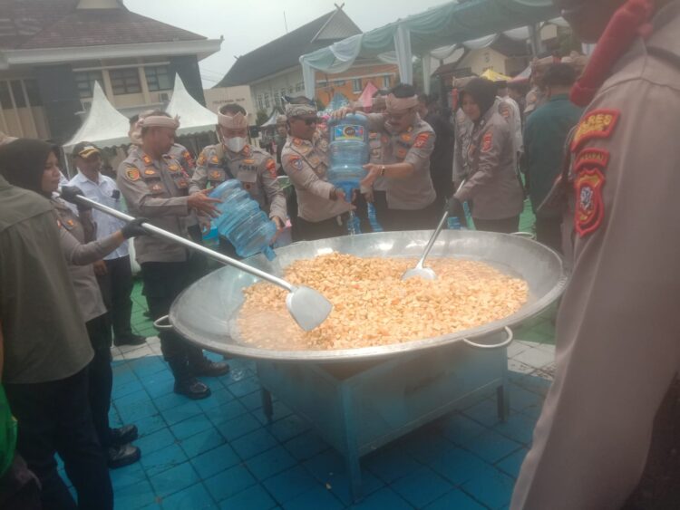 POLRES SUMEDANG GELAR MASAK BESAR BERSAMA Bobon Santoso, RAIH 3 REKOR MURI