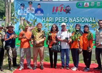Kiky Sundari Ajak Masyarakat Peduli Ekosistem di HPN 2026 Bersama Srikandi PP Kota Malang Hijaukan Pinggiran Sungai Wendit