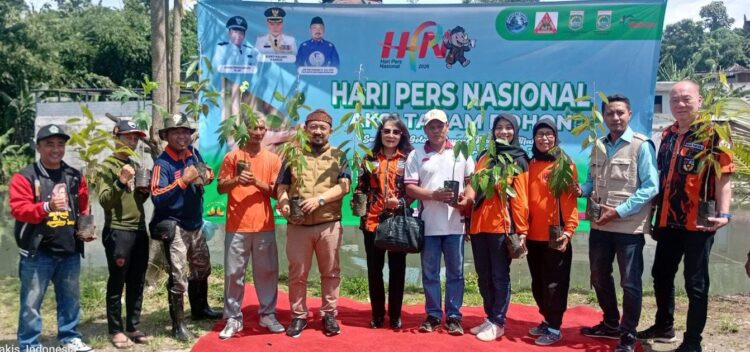 Kiky Sundari Ajak Masyarakat Peduli Ekosistem di HPN 2026 Bersama Srikandi PP Kota Malang Hijaukan Pinggiran Sungai Wendit