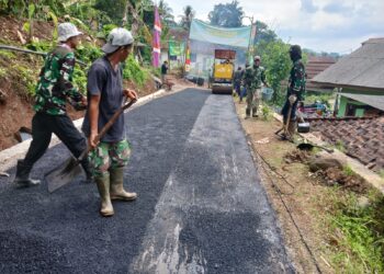 Tahap Akhir TMMD Ke-127, Jalan 680 Meter di Desa Parakanlima Masuki Proses Hotmix