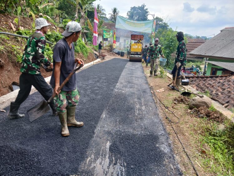 Tahap Akhir TMMD Ke-127, Jalan 680 Meter di Desa Parakanlima Masuki Proses Hotmix