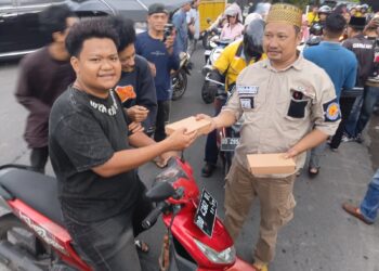 Media Forum Makassar Bersama Lurah Rappokalling Berbagi Takjil Di Jalan Sunu Kota Makassar