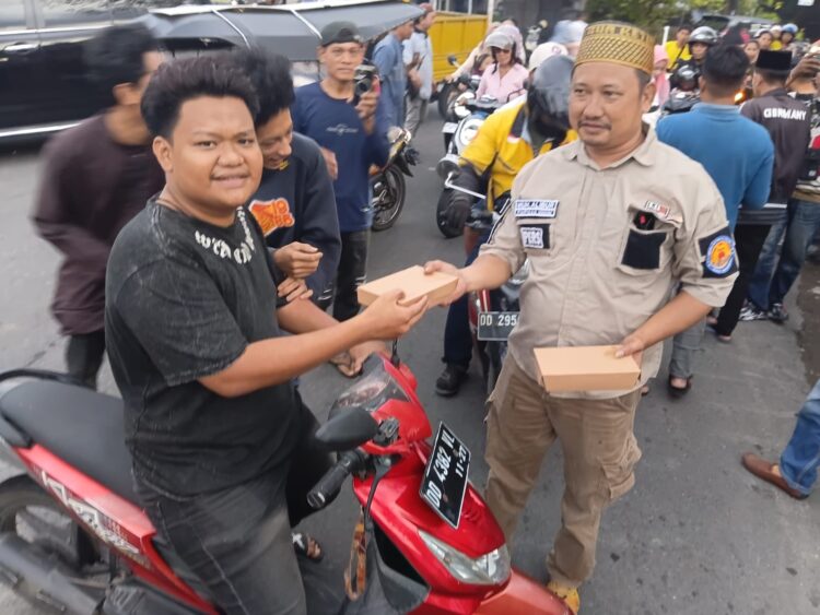 Media Forum Makassar Bersama Lurah Rappokalling Berbagi Takjil Di Jalan Sunu Kota Makassar