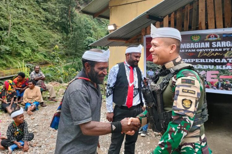 SATGAS YONIF 301/PKS GELAR BAKTI SOSIAL DI PEDALAMAN PAPUA TENGAH
