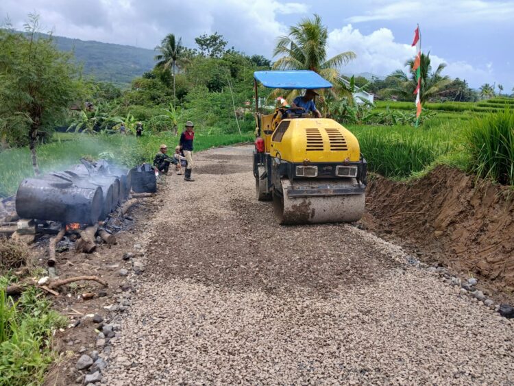 Menuju Hotmix, 280 Meter Jalan Rampung dan 400 Meter Masuk Tahap Pemadatan.