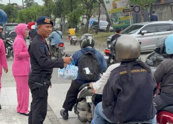 Berkah Ramadan Batalyon D Pelopor Brimob Polda Metro Jaya Tebar Takjil di Cikarang Pusat