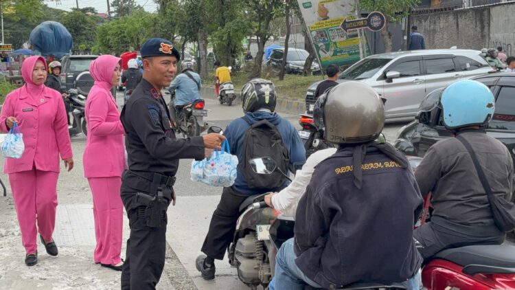 Berkah Ramadan Batalyon D Pelopor Brimob Polda Metro Jaya Tebar Takjil di Cikarang Pusat