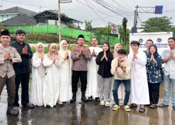 Kapolsek Banjarsari Kolaborasi dengan SPPG Lebak Banjarsari Keusik Bagikan Takjil di Depan Mapolsek