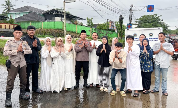 Kapolsek Banjarsari Kolaborasi dengan SPPG Lebak Banjarsari Keusik Bagikan Takjil di Depan Mapolsek