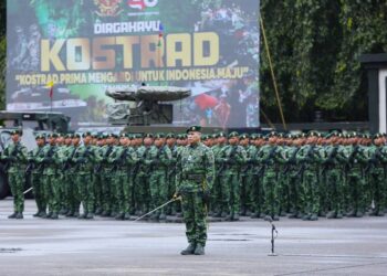 Pangdivif 2 Kostrad Pimpin Defile perayaan HUT ke-65 Kostrad