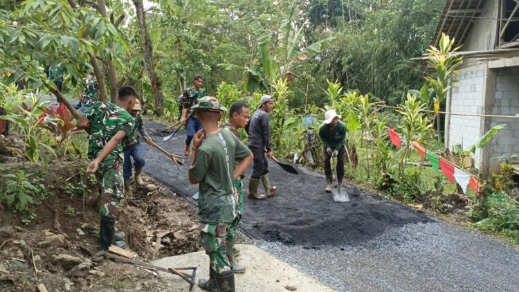 Akses Warga Makin Lancar, TMMD Ke-127 Hotmix Jalan 300 Meter di Parakanlima.
