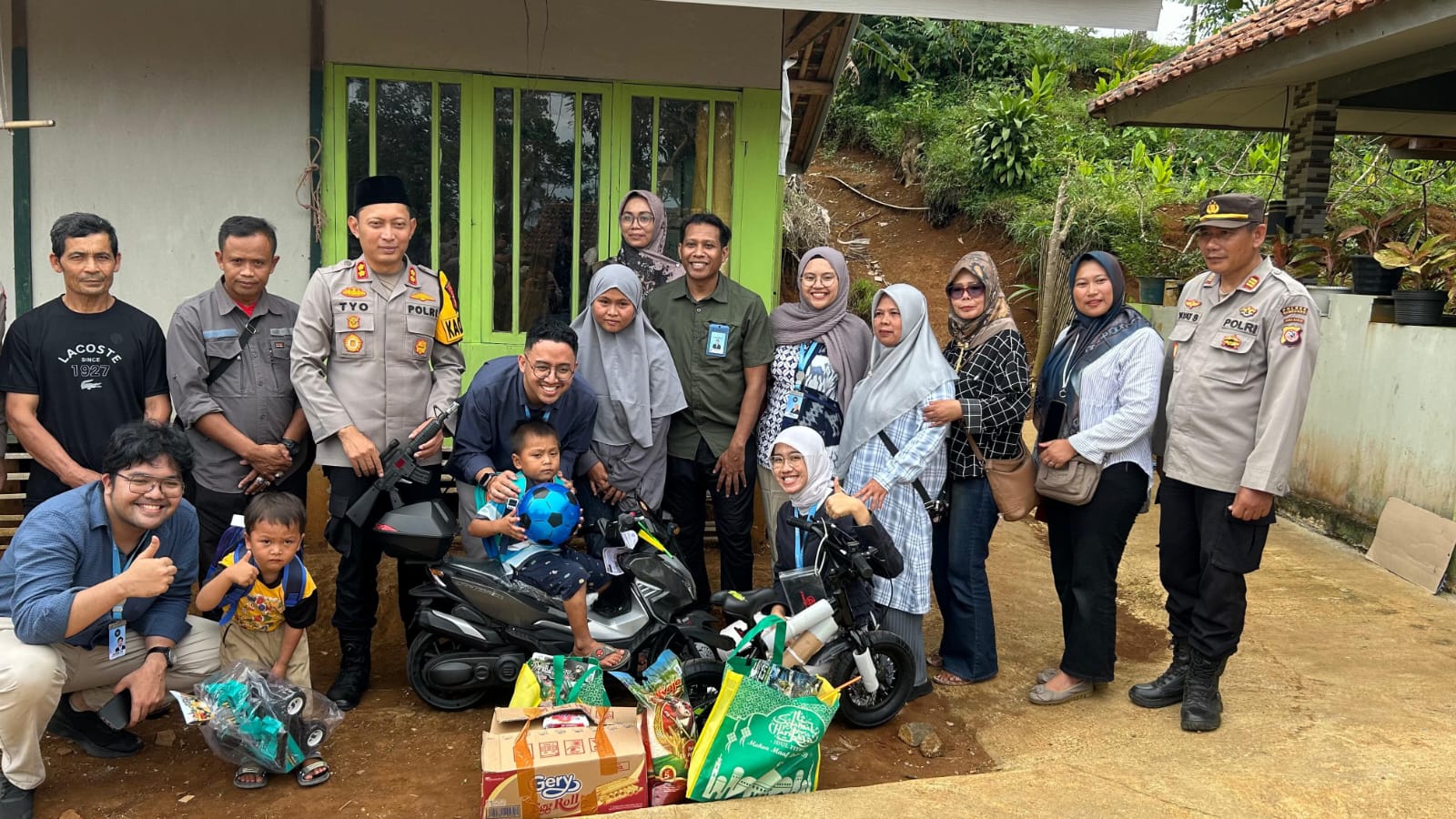 Tim Sekretaris Kabinet RI Kunjungi Dua Anak Pemulung di Sumedang, Berikan Bantuan dan Perhatian