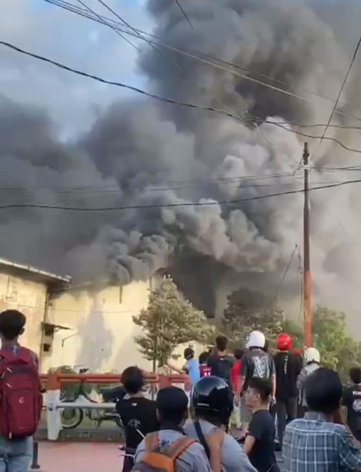 Si Jago Merah’ Lalap Gudang Pabrik Rokok Suket Teki di Buring, Kota Malang