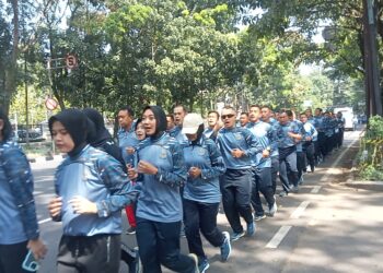 TNI AL, Prajurit Lanal Bandung Jaga Kebugaran Dengan Lari Siang Bergembira
