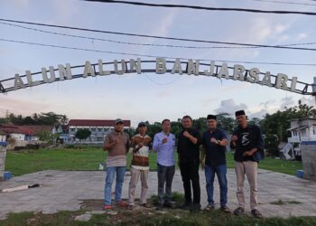 Pemuda, KNPI, dan Pemerintah Kecamatan Bersatu Benahi Alun-Alun Banjarsari