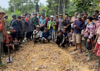 PT Gilang Hydro Lestari dan PT Nusa Konstruksi Enjiniring Perbaiki Akses Jalan Warga di Cilograng