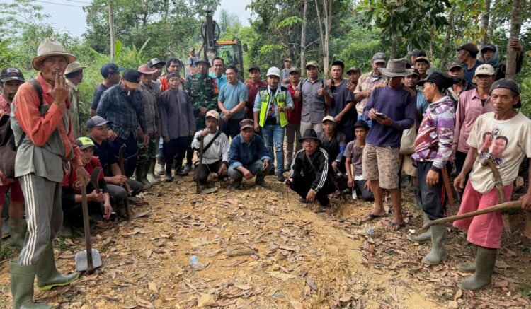 PT Gilang Hydro Lestari dan PT Nusa Konstruksi Enjiniring Perbaiki Akses Jalan Warga di Cilograng