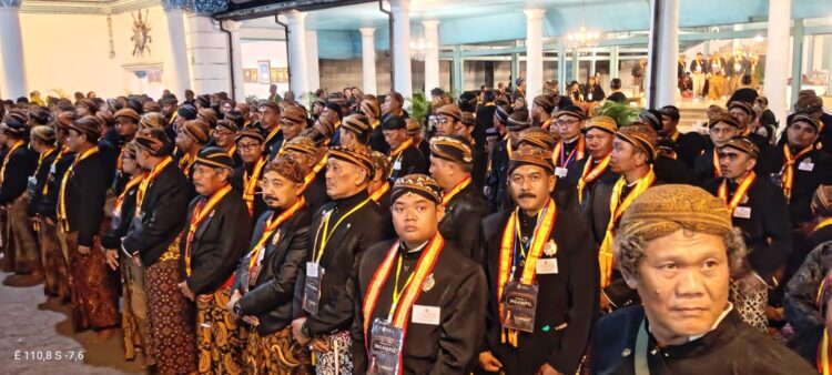 Khidmat Kirab Malam 1 Suro Keraton Surakarta : KRA DWI INDROTITO Dapat Kehormatan Bopong Pusaka