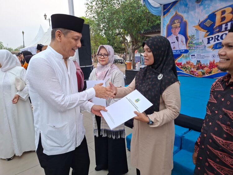 Kunjungi Bazaar HUT ke-26, Sekda Deden Serahkan NIB dan Sertifikat Halal