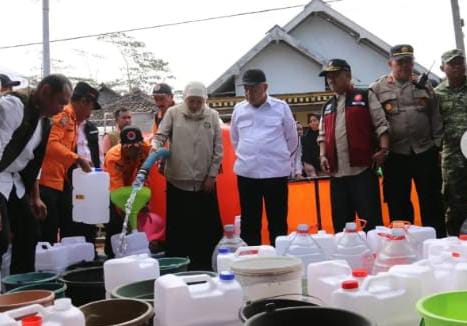 Kekeringan Melanda Pagak Gubernur Jatim, Khofifah Dan Bupati Malang Turun Salurkan Bantuan Air Bersih Dan Siapkan Solusi