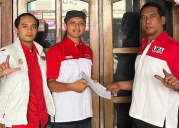 Walikota LSM LIRA Kota Batu, Di Dampingi Sekda, Serahkan Surat Mandat Plt. Camat LSM LIRA Kecamatan Batu.