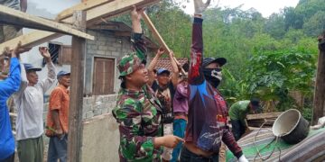 Gotong Royong TIGA PILAR: Koramil, Polsek, Dan Warga Wonoagung Kasembon Lakukan Bedah Rumah Warga Tidak Mampu